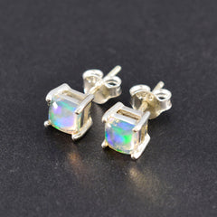 Mei Elegant Solitaire Stud Earrings in Silver