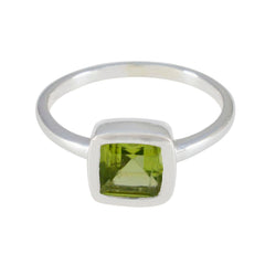 Yuna Modern Green Solitaire Ring in Silver Peridot Green
