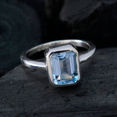 Hua Blue Solitaire Ring with Elegant Gemstone Design