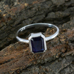 Hua Blue Solitaire Ring with Elegant Sapphire Stone