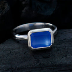 Laura Luxurious Blue Solitaire Ring
