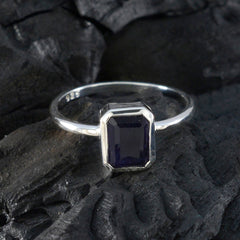 Hua Blue Solitaire Ring with Elegant Sapphire Stone