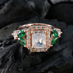 Elegant emerald halo ring for women by Eva with green gemstones and sparkling diamonds set in rose gold