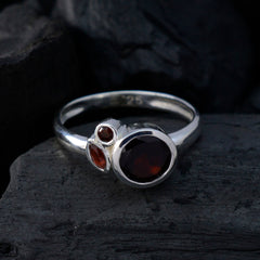 Mei silver modern red gemstone trilogy ring with large central garnet and two small accent stones