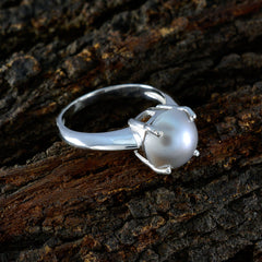 Isla modern solitaire ring featuring a sleek silver band with a single pearl centerpiece