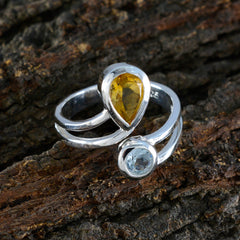 Isla multicolor Toi et Moi ring featuring pear-shaped yellow and round blue gemstones set in silver band