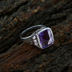 Victoria Glamorous Purple Solitaire Ring