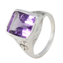 Victoria Glamorous Purple Solitaire Ring