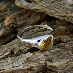 Victoria Glamorous Yellow Solitaire Ring