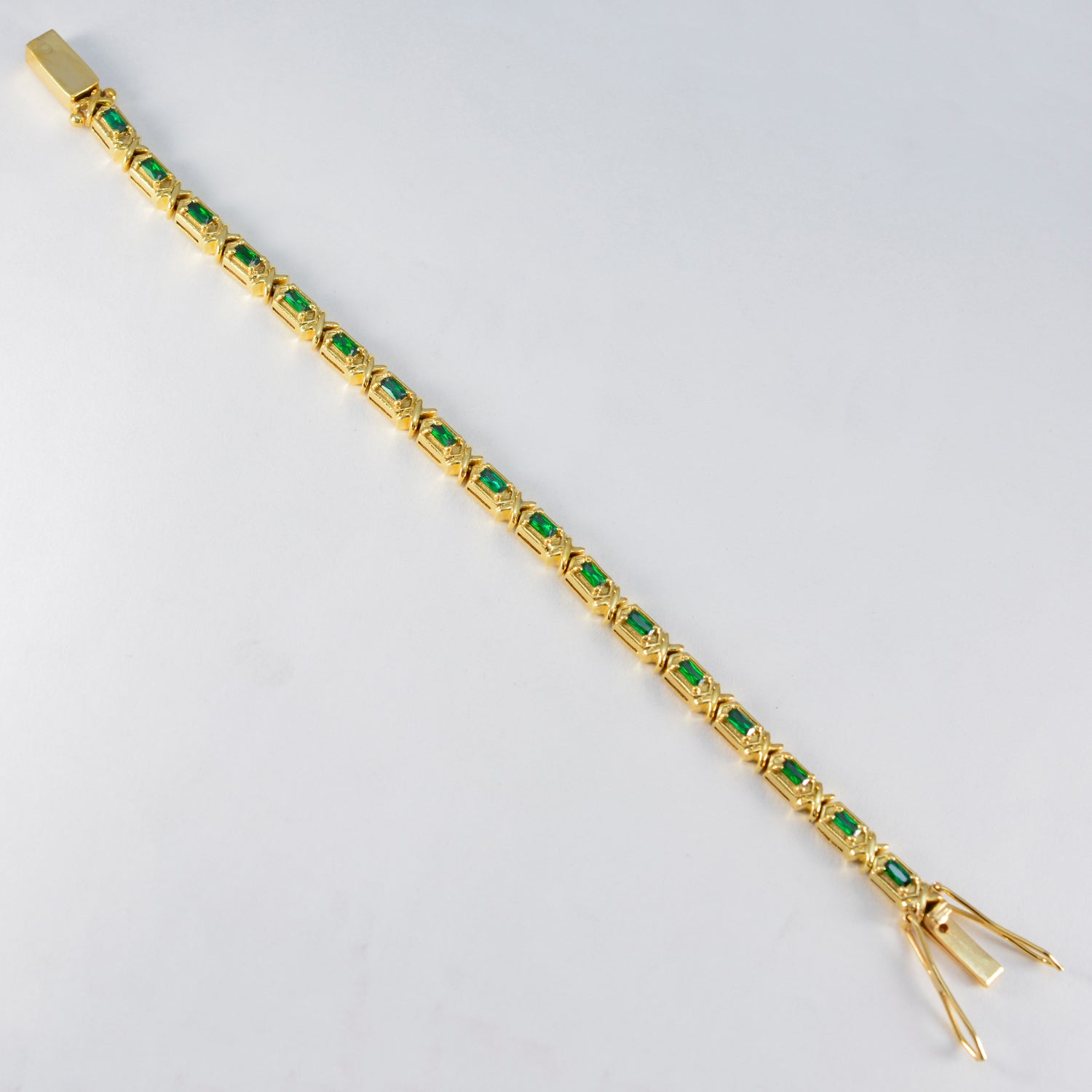 Laura Rakhi Eye-catching Green Tennis Bracelet
