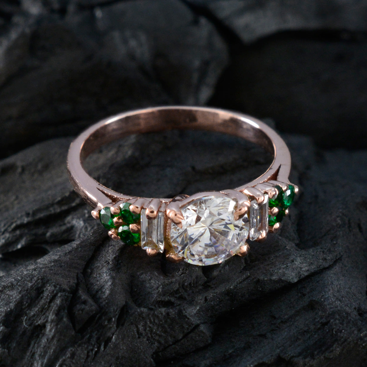 Hina Luxurious Green Halo Ring