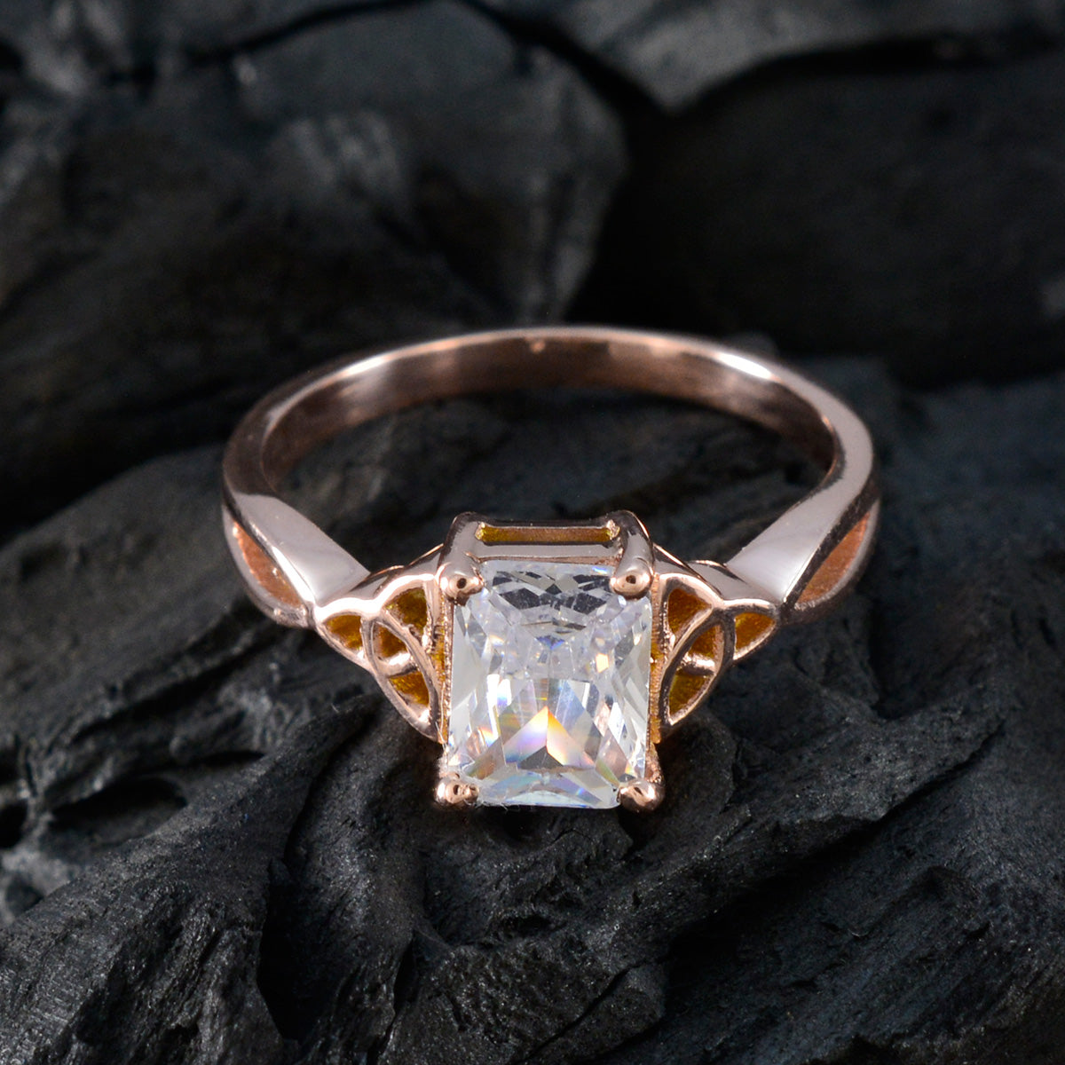 Yan Fairytale White Solitaire Ring