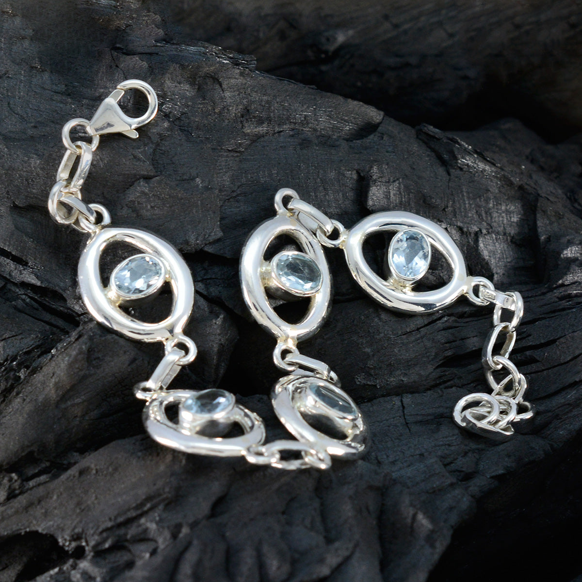 Anna Go-to Minimal Blue Links Bracelet