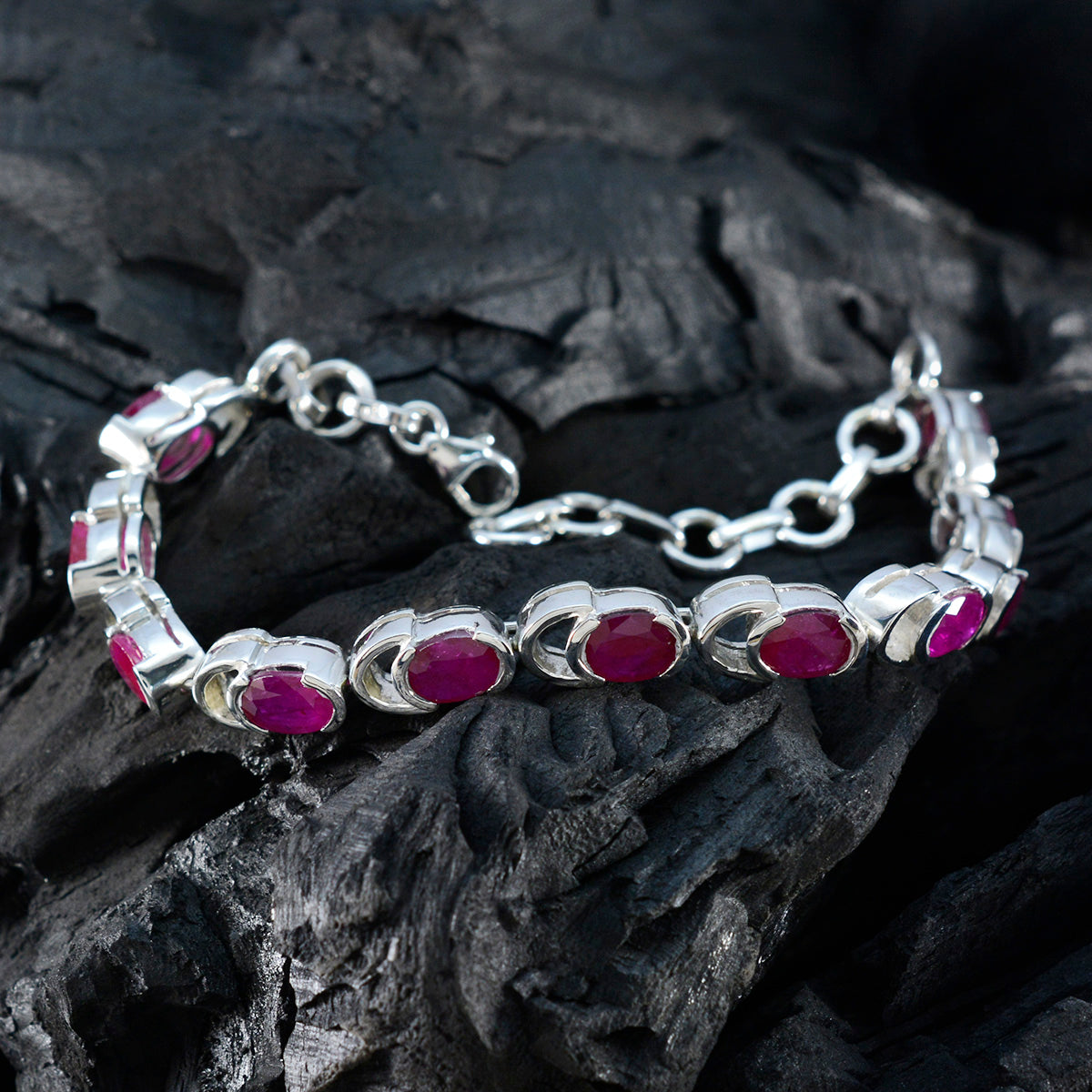 Aisha Casual Tiny Red Links Bracelet