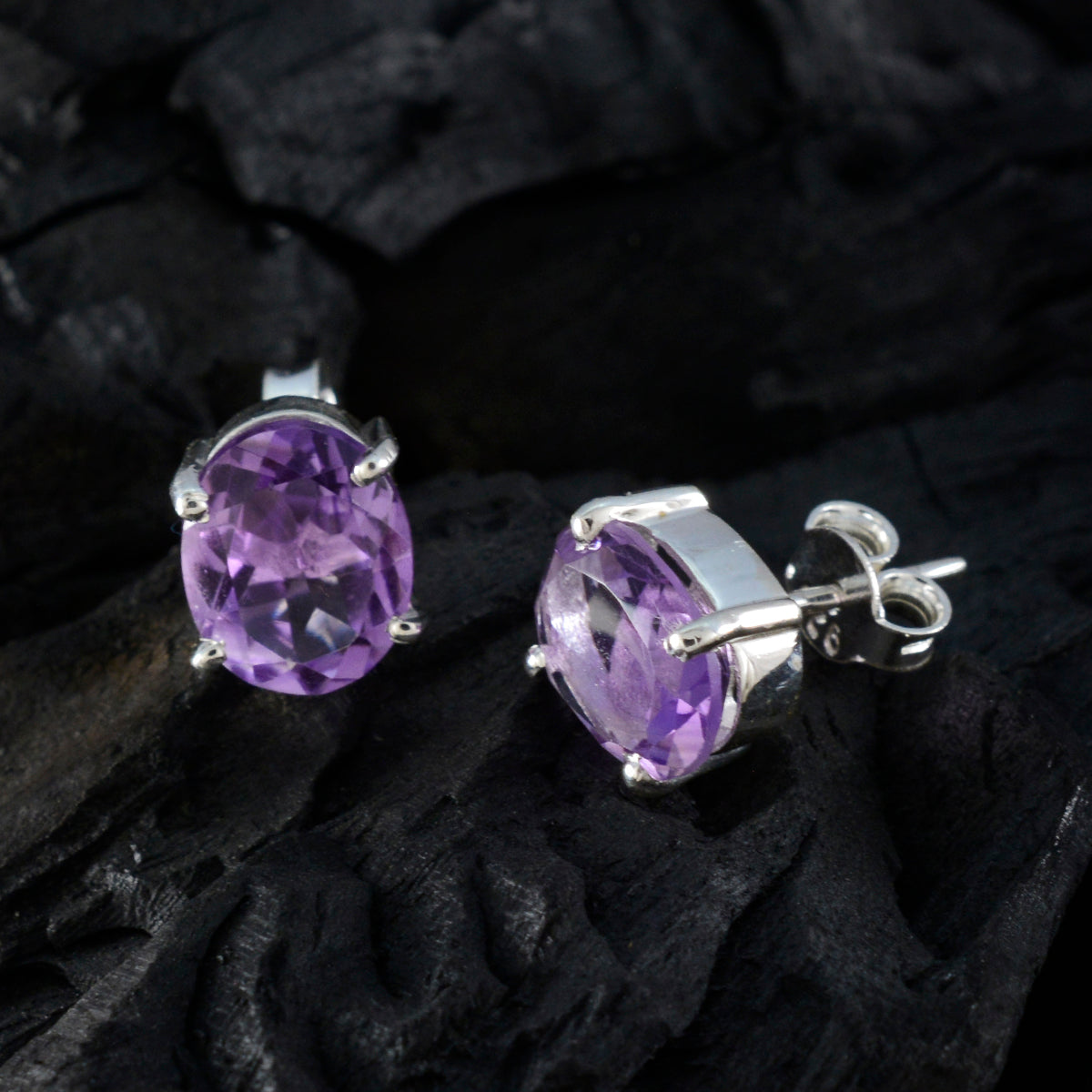 María Purple Dainty Solitaire Stud Earring