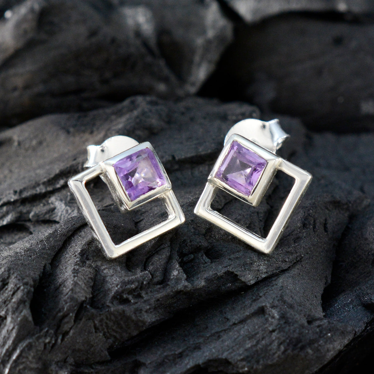 Yuki Purple Elegant Solitaire Stud Earring