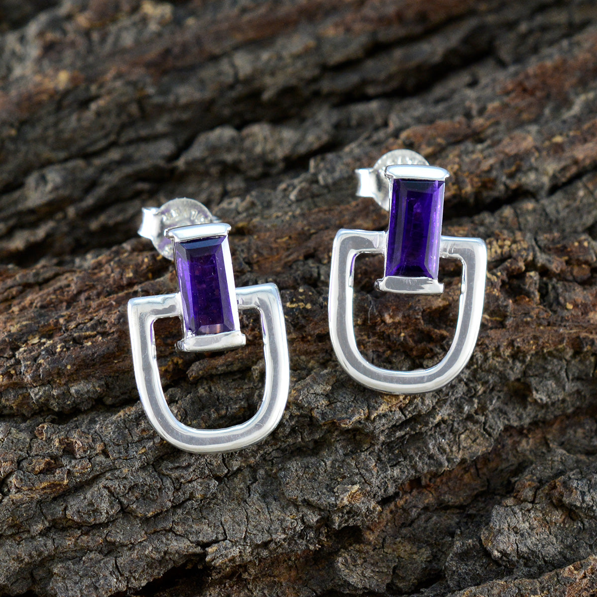 Florencia Purple Delicate Solitaire Stud Earring