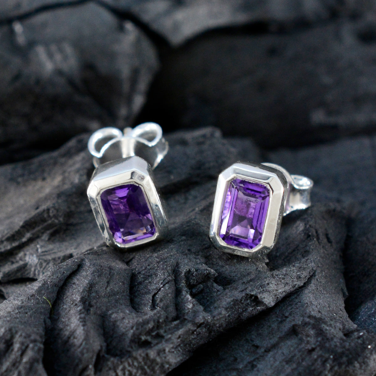 Lorena Purple Elegant Solitaire Stud Earring