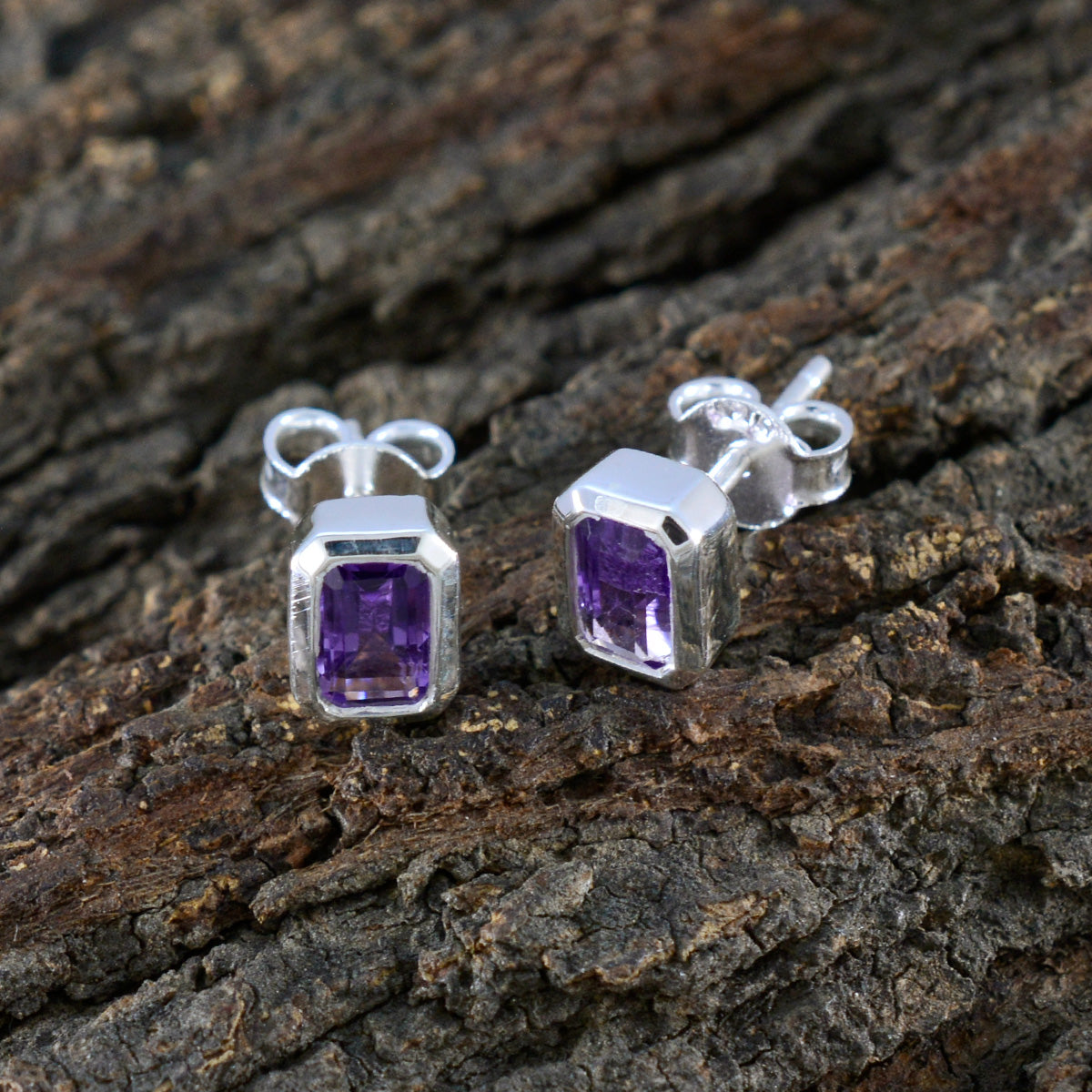 Lorena Purple Elegant Solitaire Stud Earring