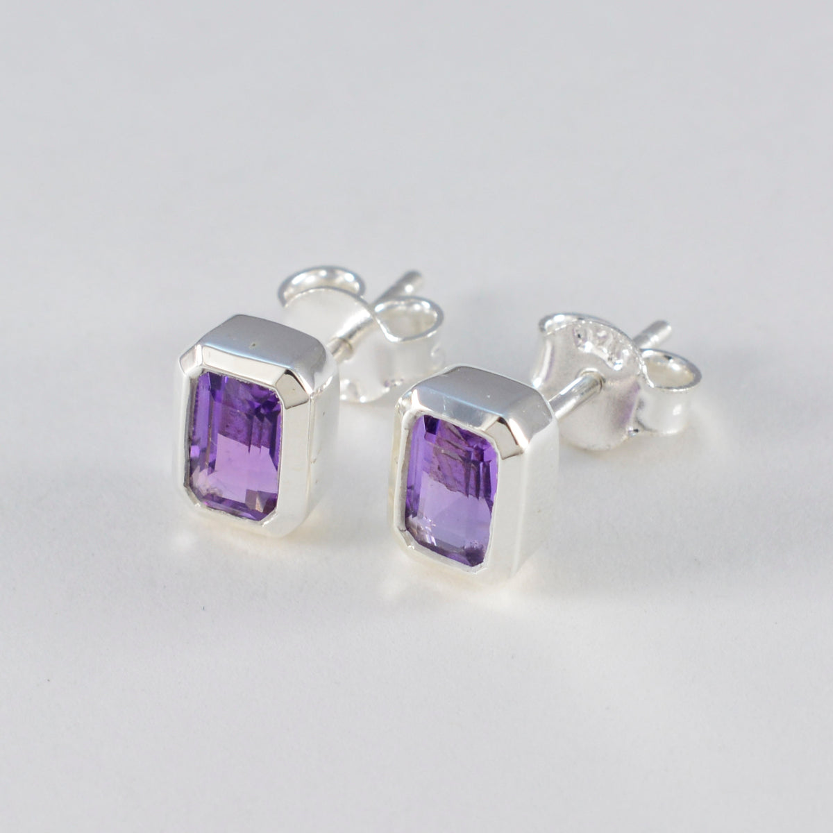 Lorena Purple Elegant Solitaire Stud Earring