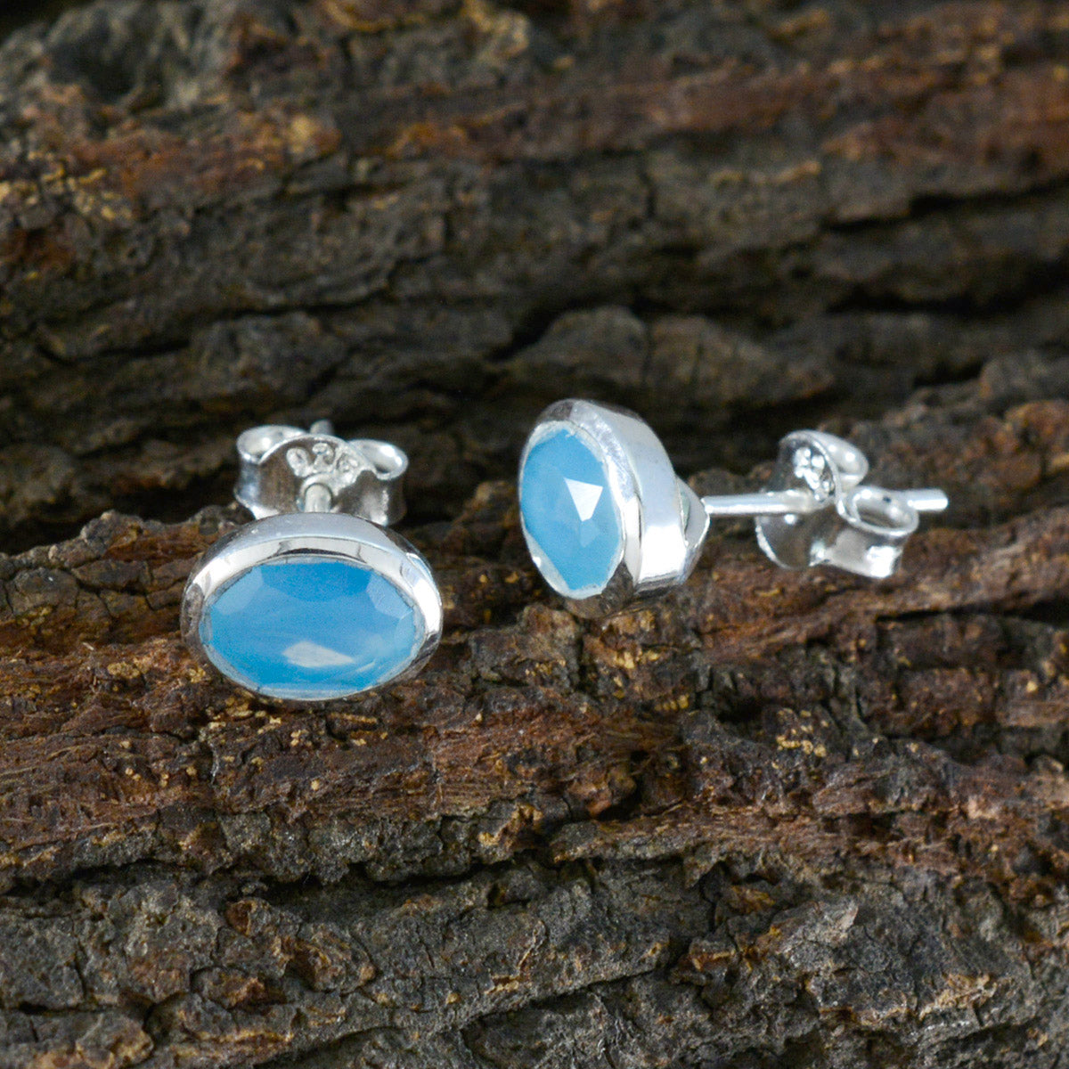 Hana Blue Delicate Solitaire Stud Earring