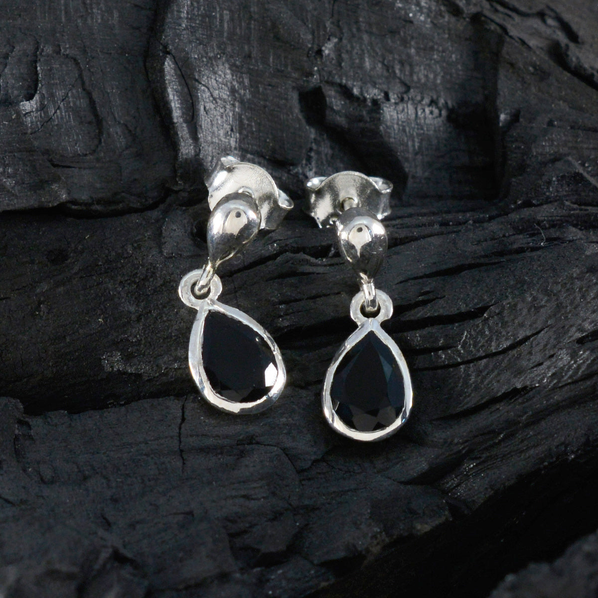 Yasmine Black Delicate Solitaire Stud Earring