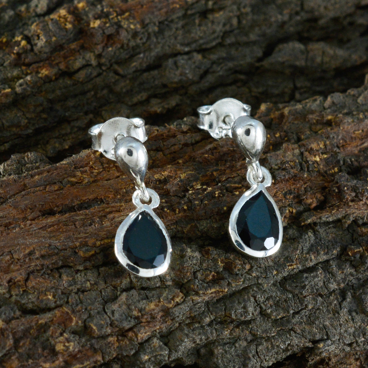 Yasmine Black Delicate Solitaire Stud Earring