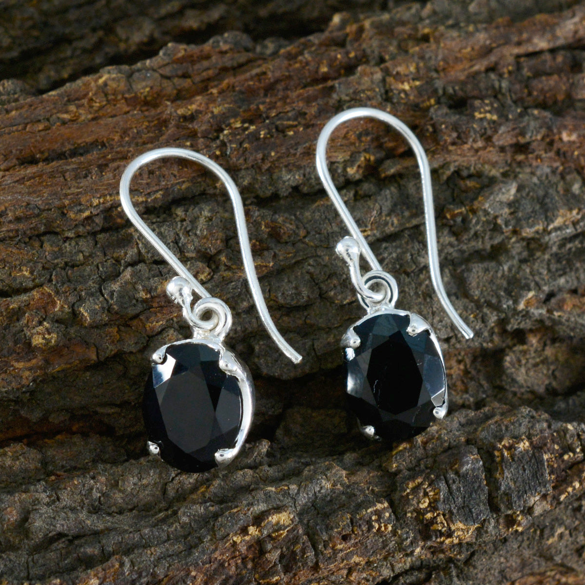 Tereza Black Delicate Solitaire Dangle Earring