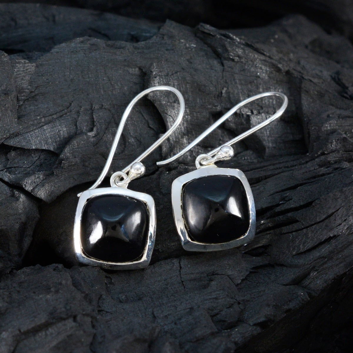 Hye jin Black Slim Solitaire Dangle Earring