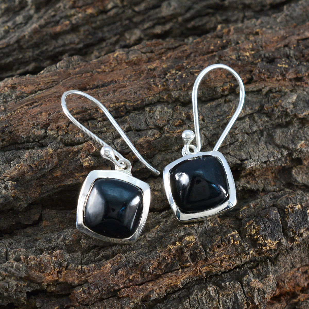 Hye jin Black Slim Solitaire Dangle Earring