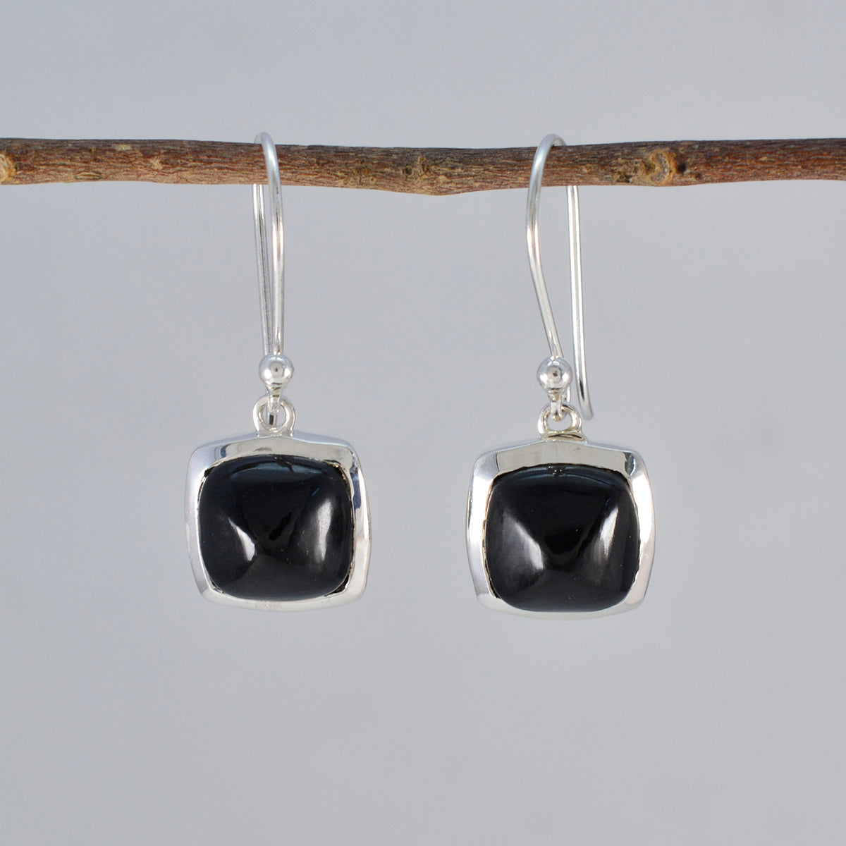 Hye jin Black Slim Solitaire Dangle Earring