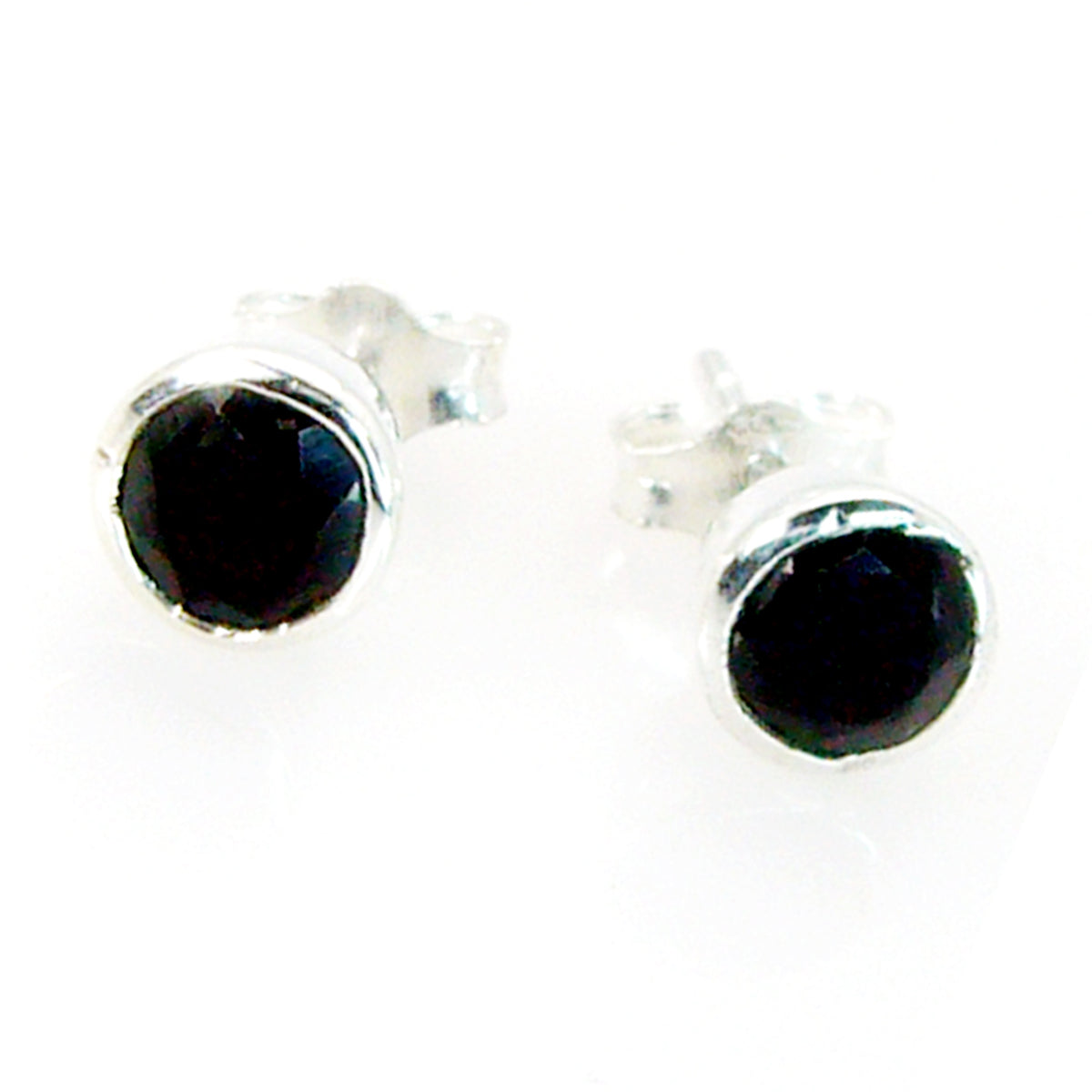 Seo yeon Black Elegant Solitaire Stud Earring