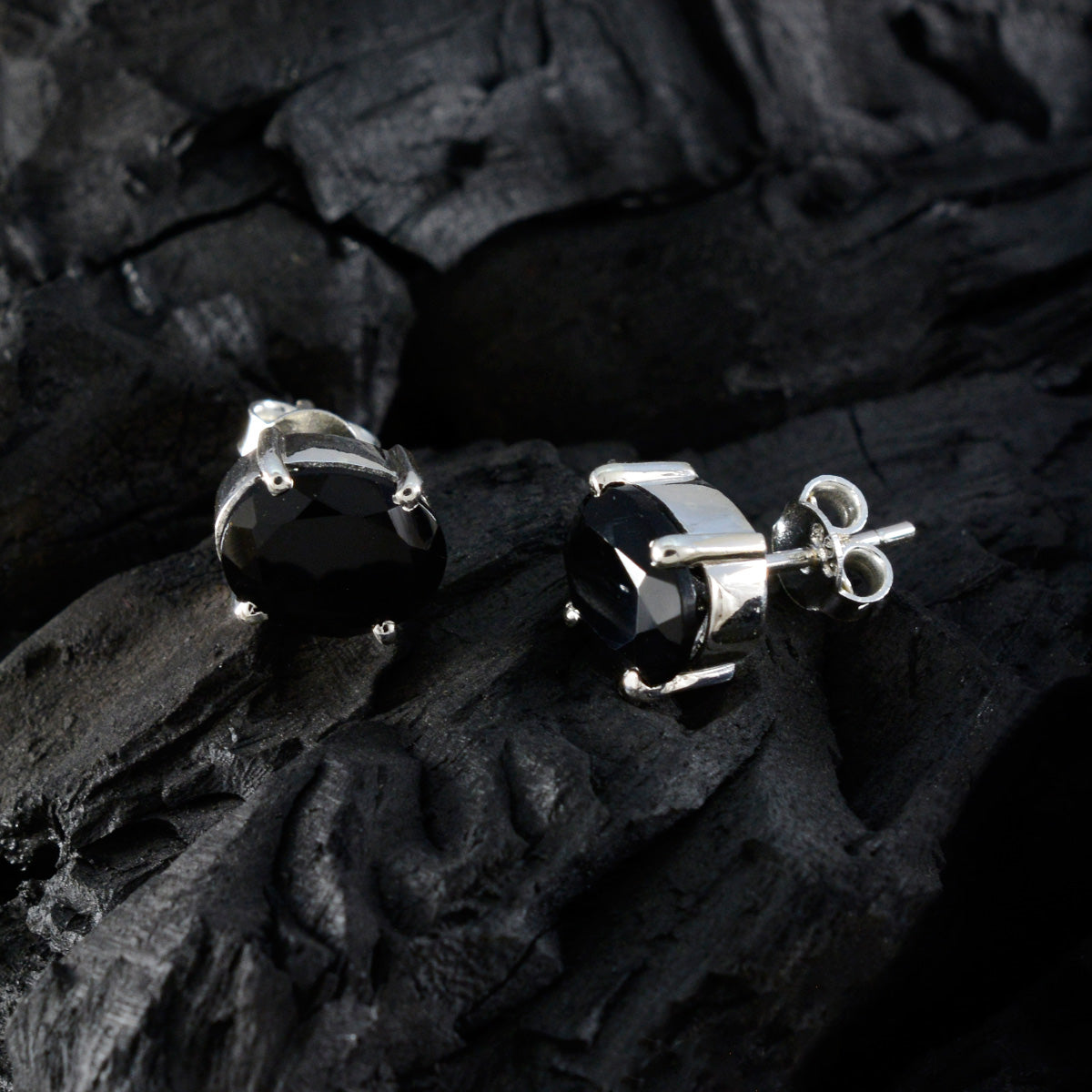 Yasmin Black Delicate Solitaire Stud Earring