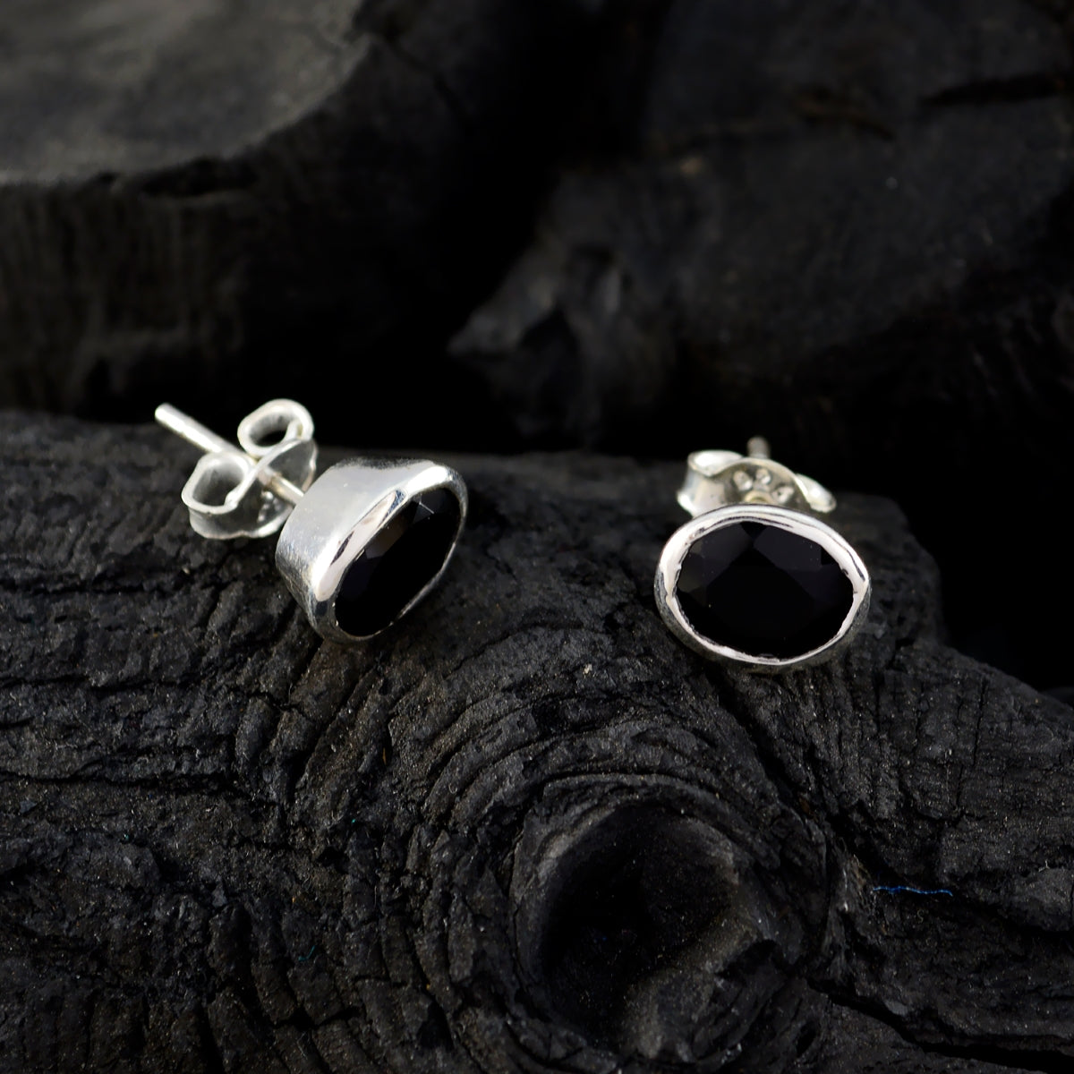 Aiko Black Elegant Solitaire Stud Earring