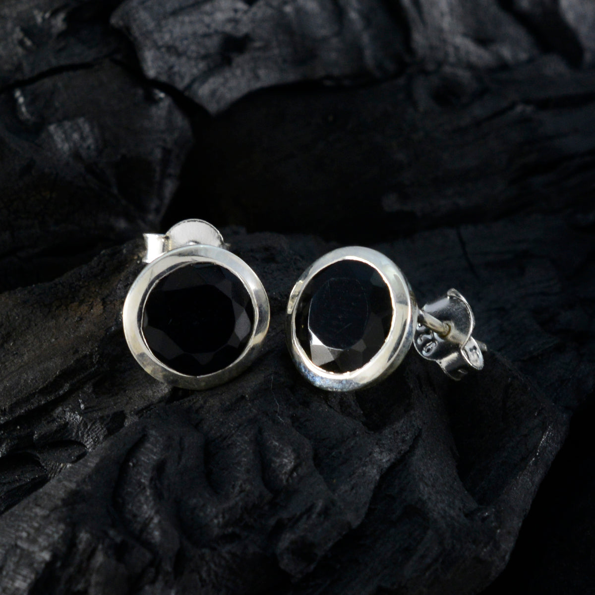 Seo yeon Black Dainty Solitaire Stud Earring