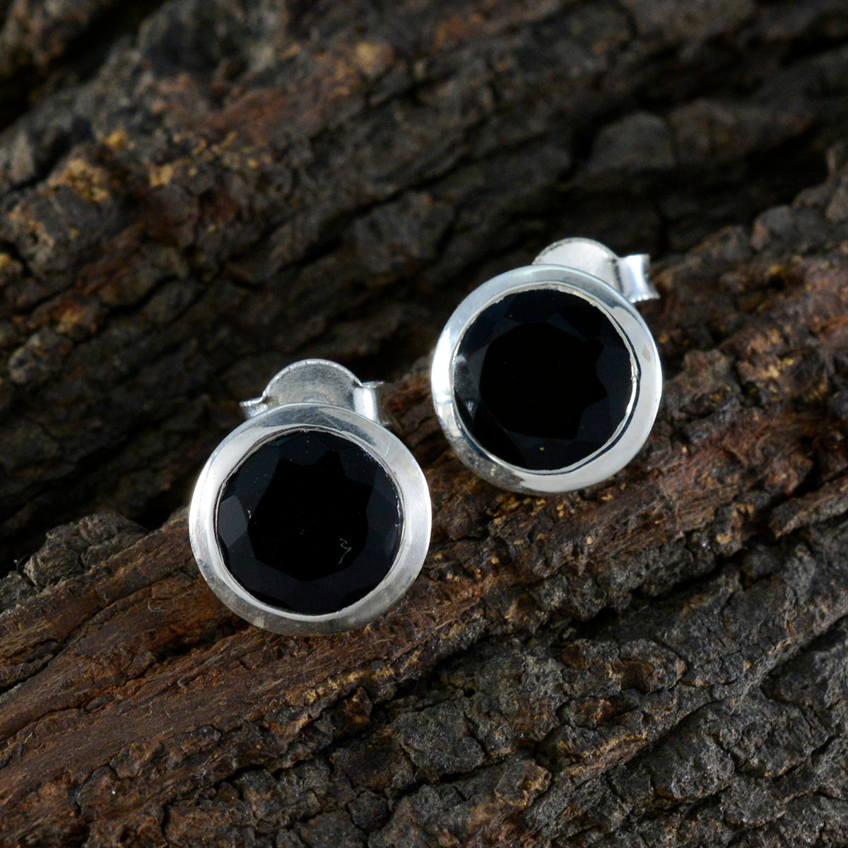 Seo yeon Black Dainty Solitaire Stud Earring
