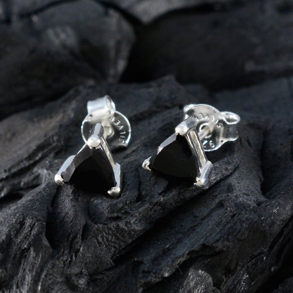Carolina Black Elegant Solitaire Stud Earring