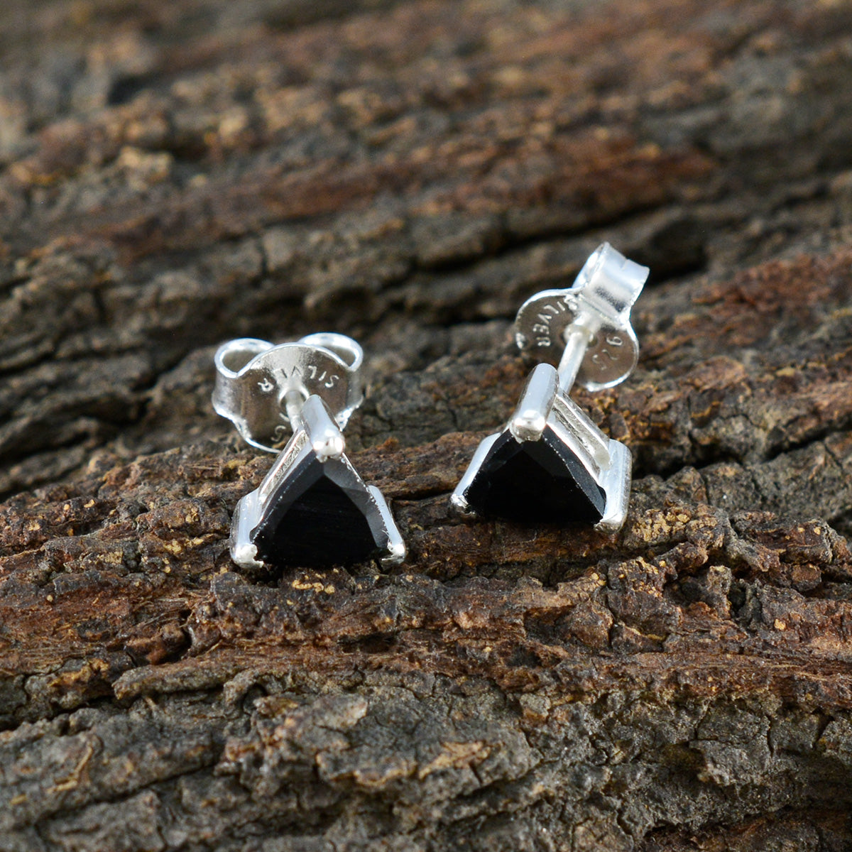 Carolina Black Elegant Solitaire Stud Earring