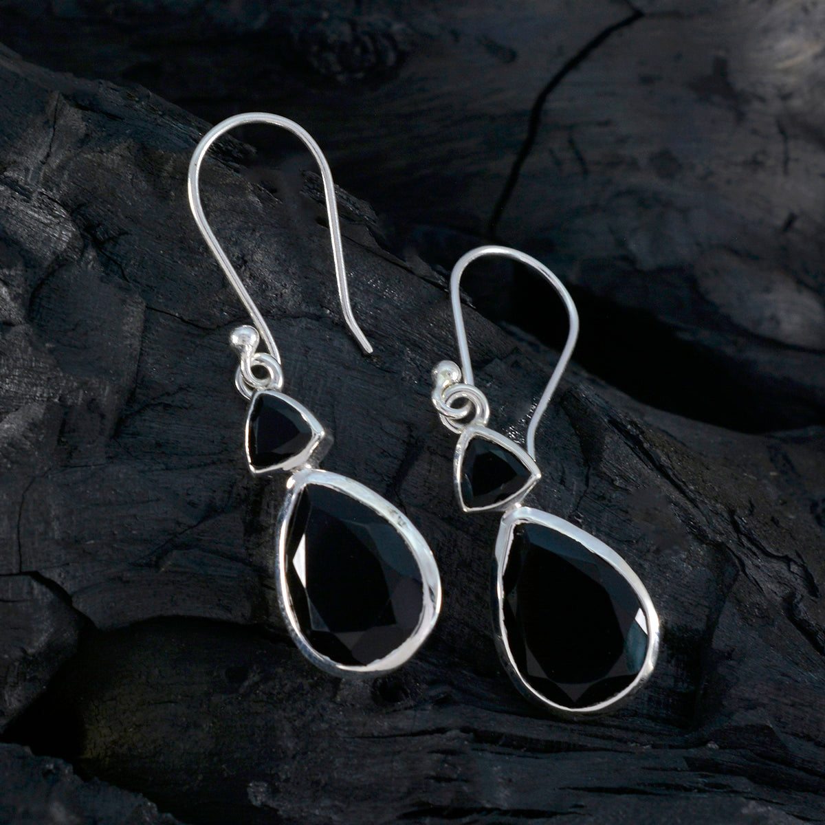 Ana Black Slim Toi et Moi Dangle Earring
