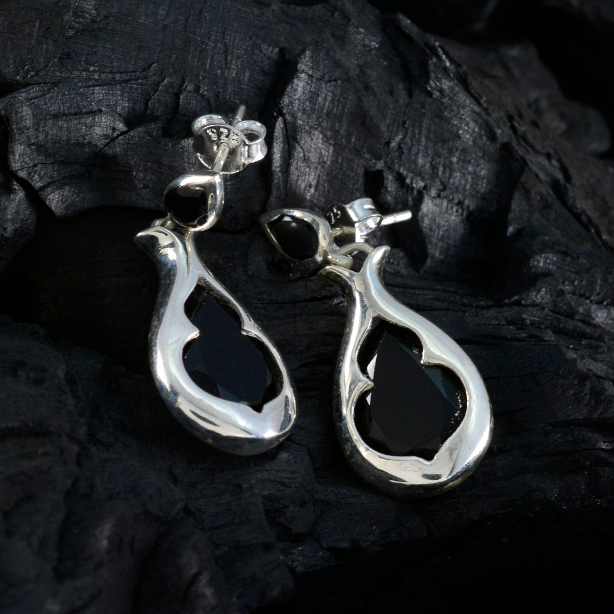 Ellie Black Edgy Toi et Moi Stud Earring