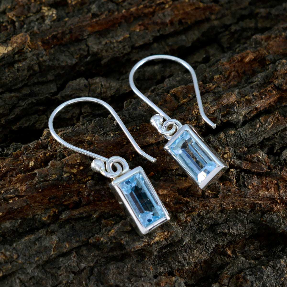 Lea Blue Dainty Solitaire Dangle Earring