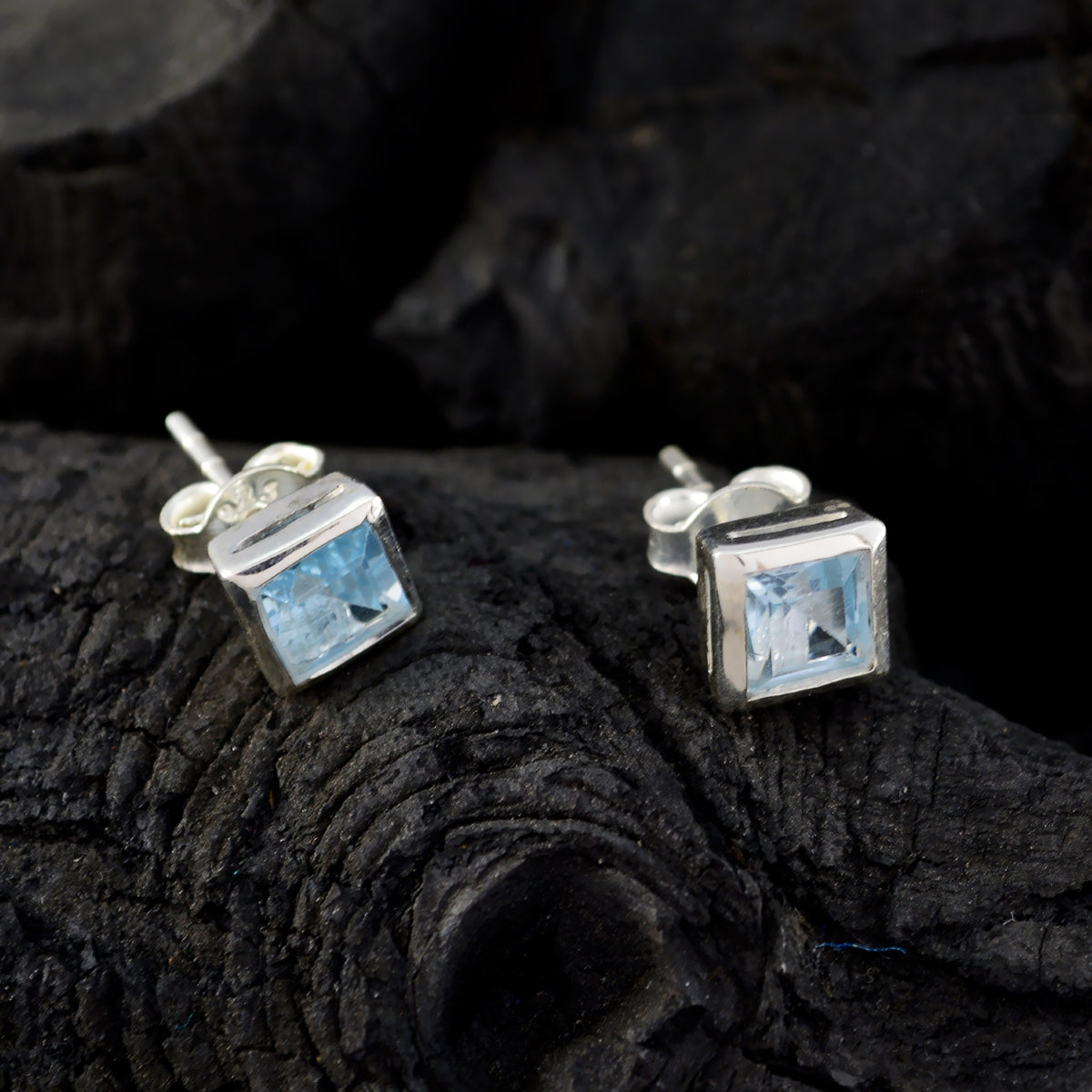 Noelia Blue Minimalist Solitaire Stud Earring