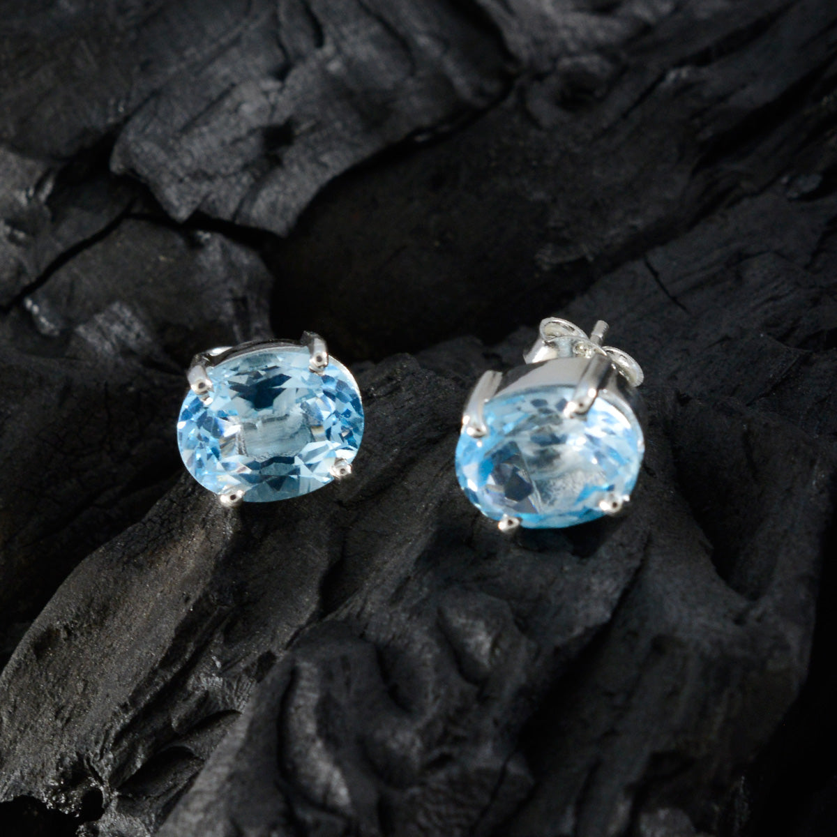Yuki Blue Delicate Solitaire Stud Earring