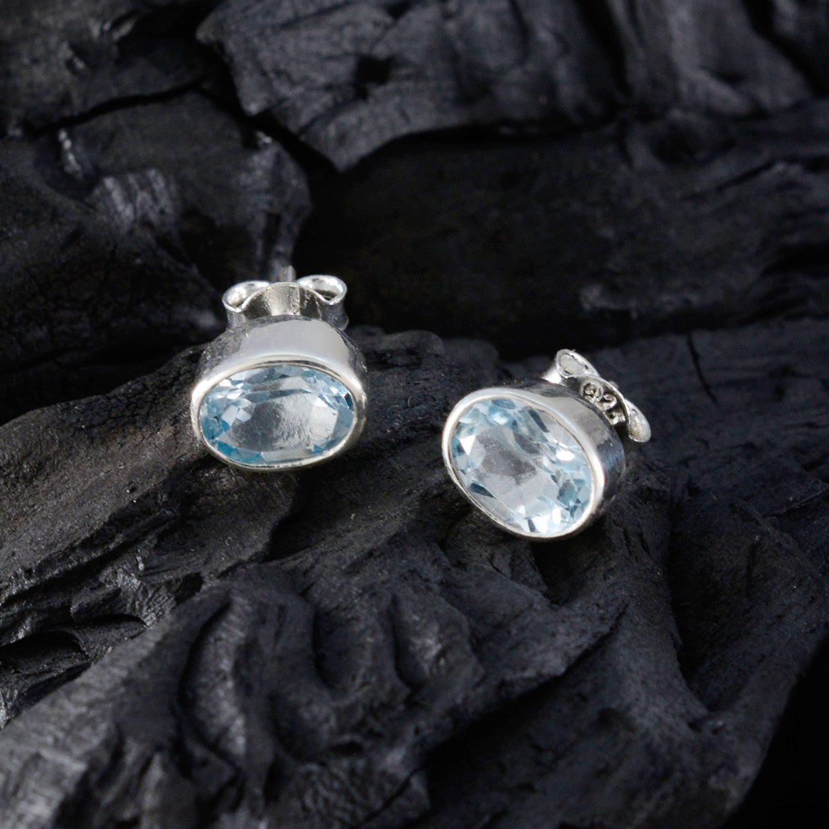 Anna Blue Delicate Solitaire Stud Earring