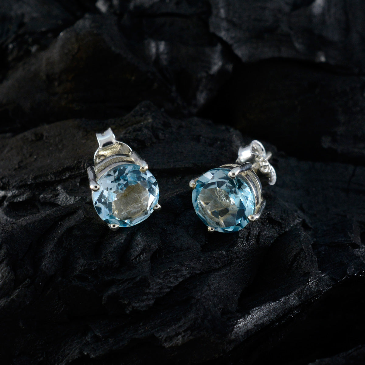 Evelyn Blue Dainty Solitaire Stud Earring
