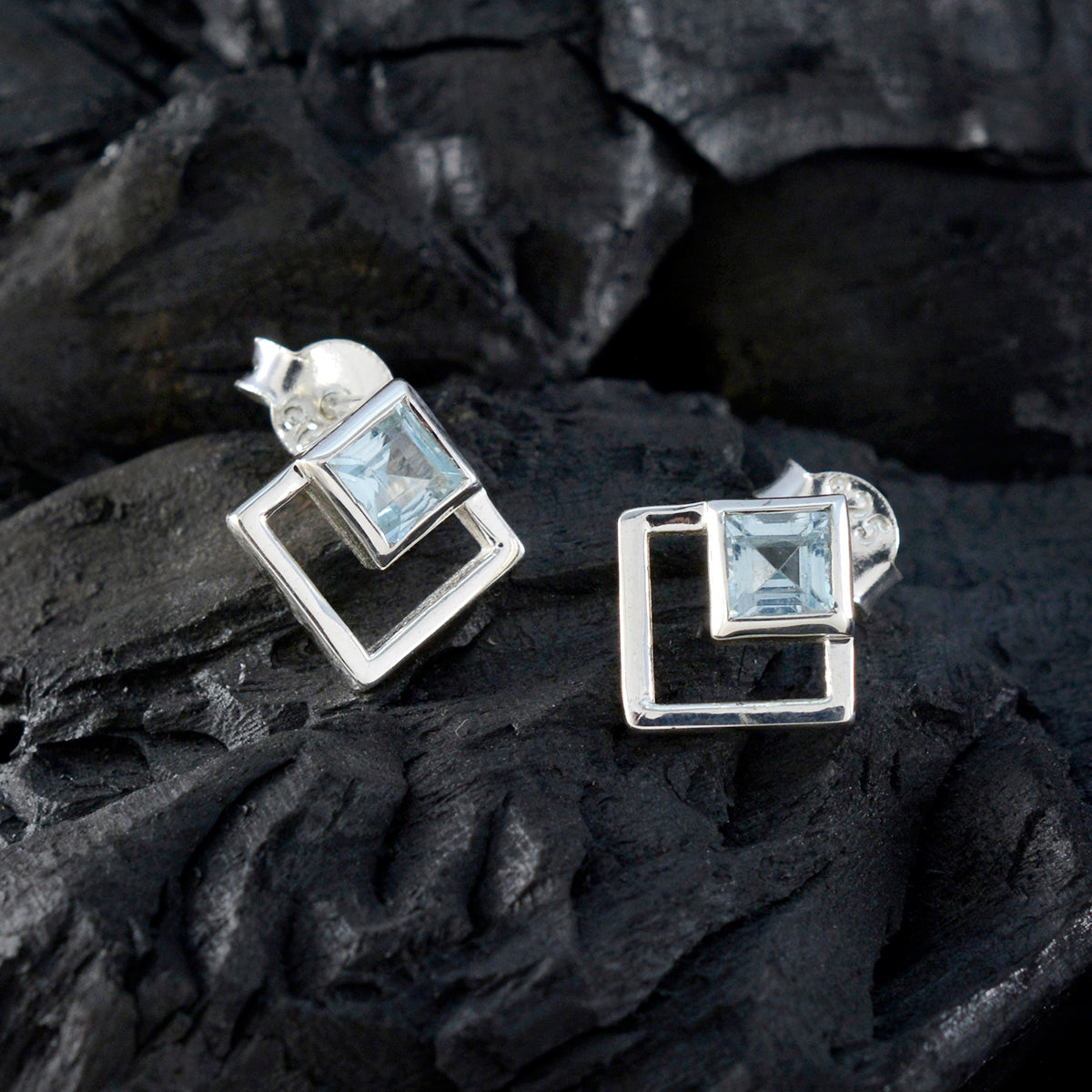 Maya Blue Delicate Solitaire Stud Earring