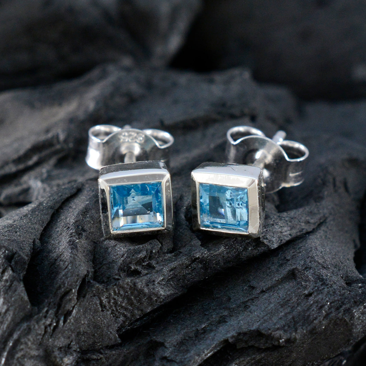 Ivana Blue Elegant Solitaire Stud Earring