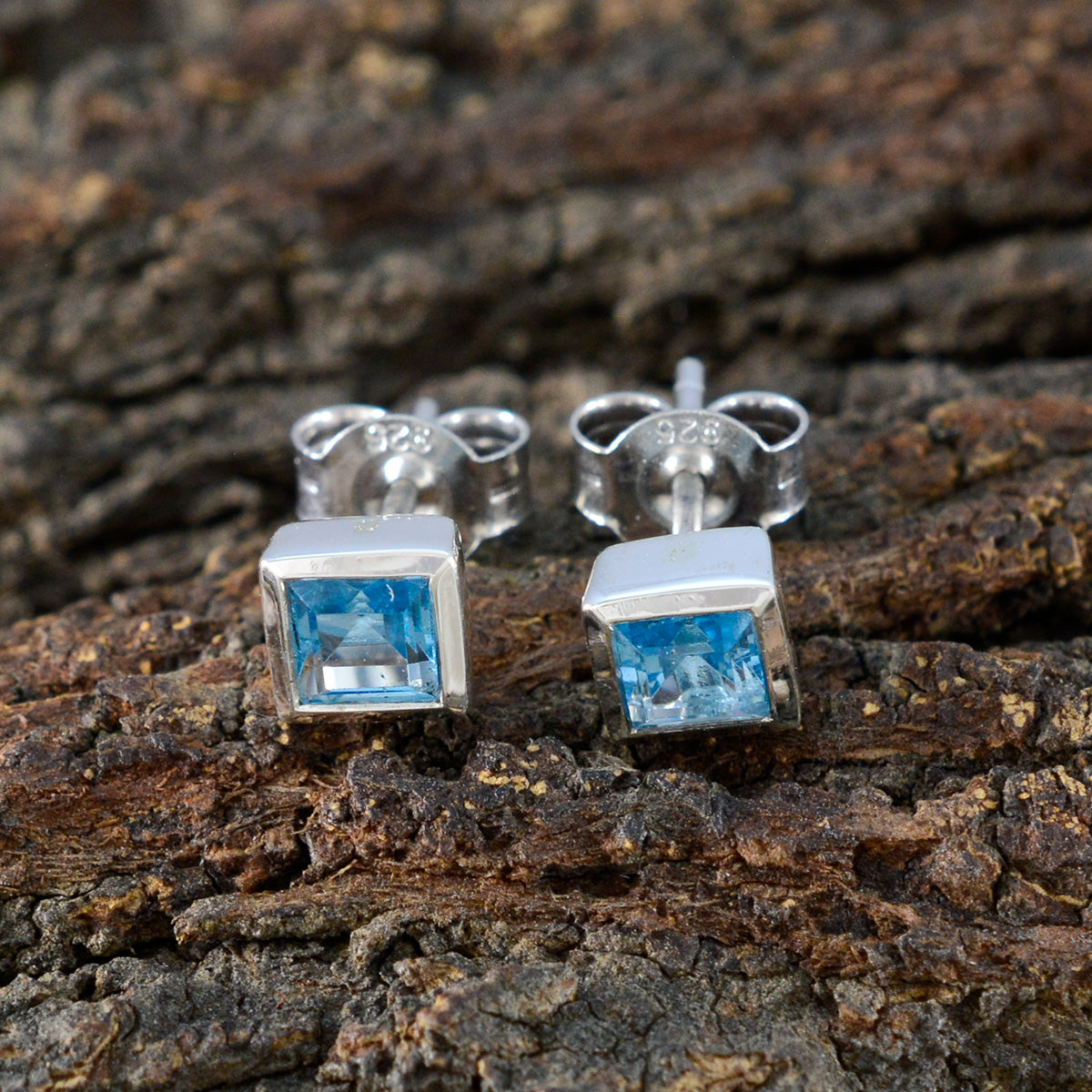 Ivana Blue Elegant Solitaire Stud Earring