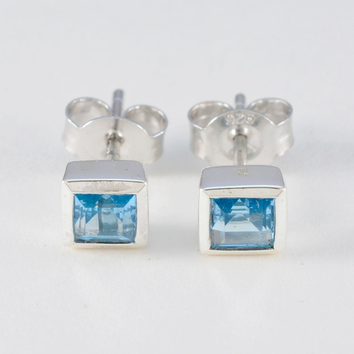 Ivana Blue Elegant Solitaire Stud Earring