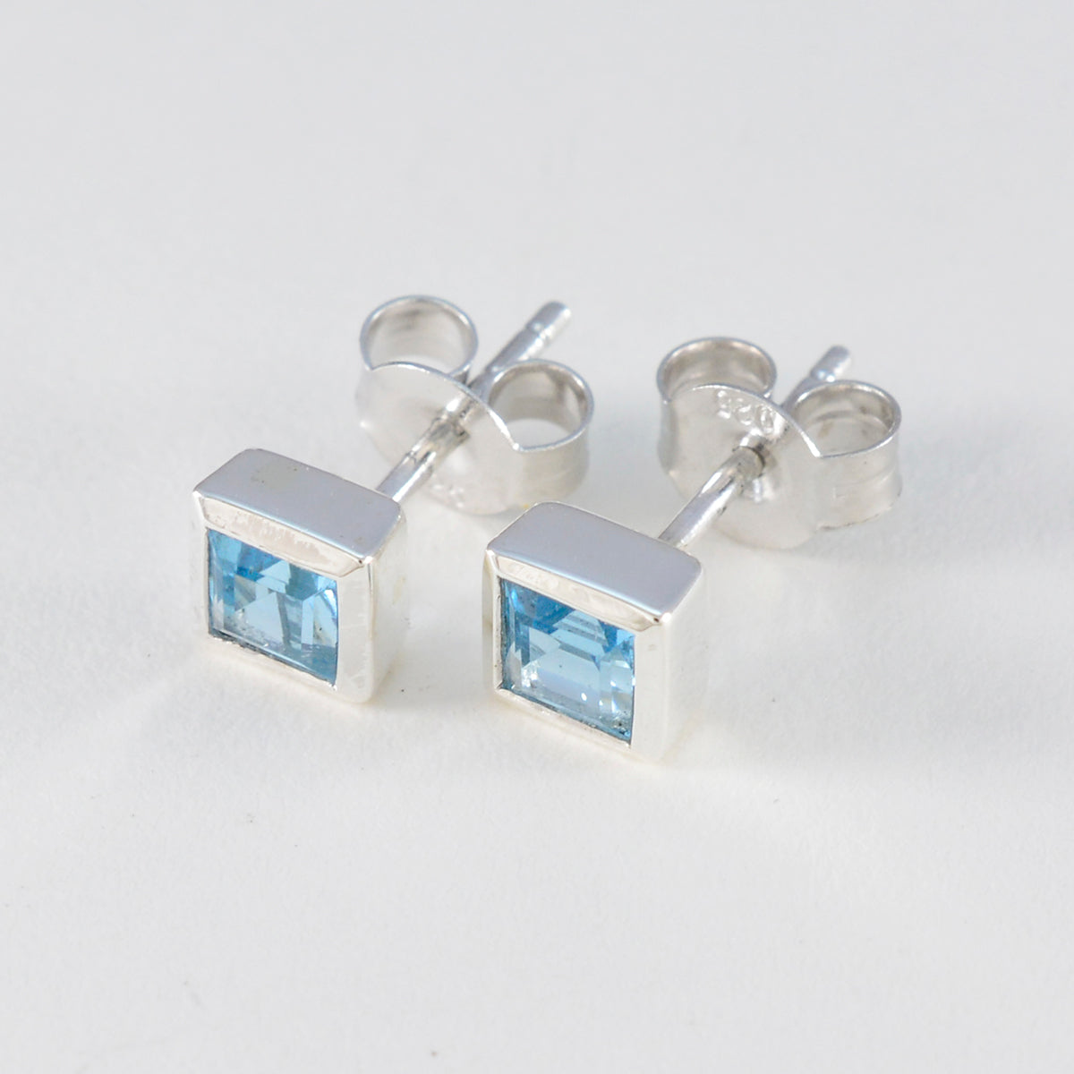 Ivana Blue Elegant Solitaire Stud Earring